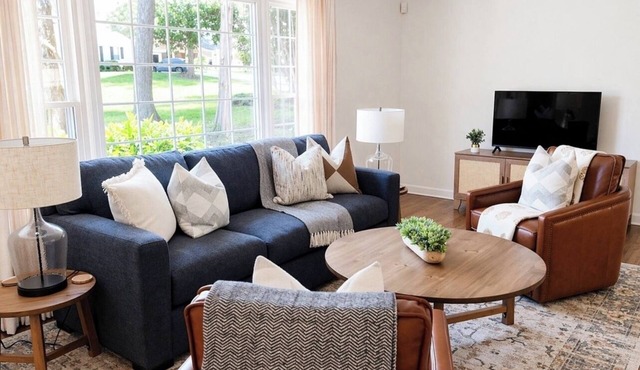 Spacious SouthPark Area Retreat 2 Living Rooms + Office + Glass-Enclosed Porch