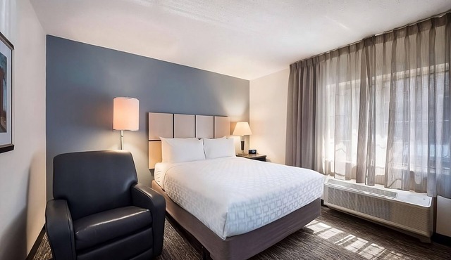 Spacious Suite w/Kitchenette and Working Desk - Budget Friendly stay
