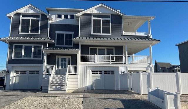 Spacious Surf City Home with Pool, AC, Linens