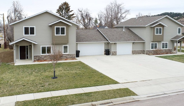 Spacious Upscale Duplex Close to Downtown Spearfish, Large Garage Open Living