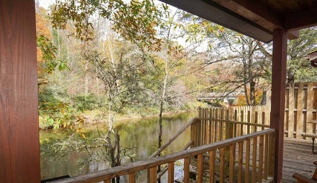 SPECIAL *Sept. 13th- Oct. 4th 20% off* Ol'Smoky Log Cabin on the River Unit 4