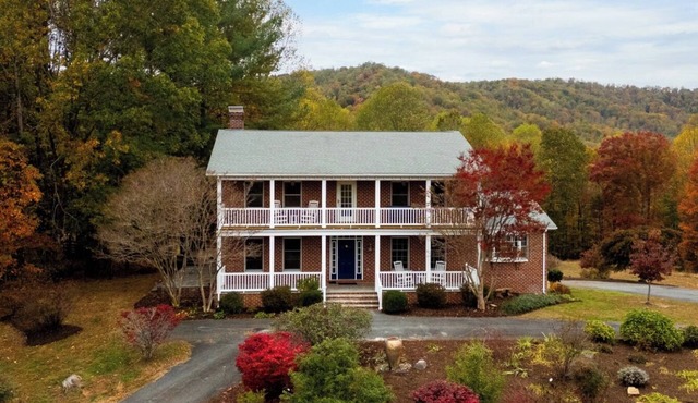 Starwood Manor ★ Panoramic Mountain View Estate on 36 Acres