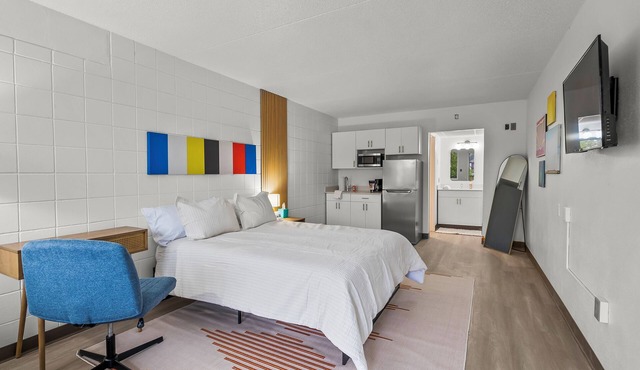 Stay Downtown, Free Gated Parking, Renovated Studio! 514