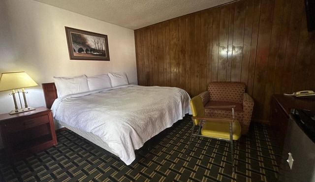 Stay in a Calm & Serene Room Near Boneyard Creation Museum - 1.5 miles away
