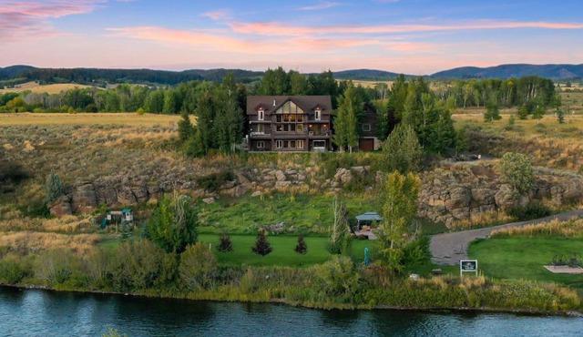 Stonefly Lodge - Riverfront Luxury, Sleeps 30, Hot Tub, Game Rooms in Ashton