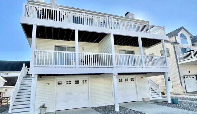 Striking Townhouse with views of the Bay!