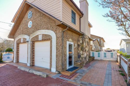 Stroll to Shore: Villas Escape w/Private Patio!