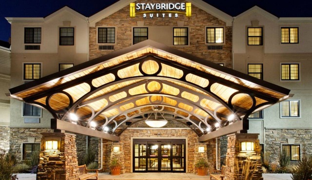 Studio Suite! Free Breakfast + Shared Pool & Hot Tub. Great for Business Travelers!