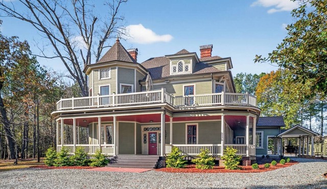 Stunning 1890s Victorian · 7BR/4BA · Sleeps 14