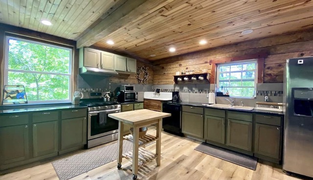Stunning Group Cabin with Beautiful Surroundings and Hiking Trails in Arkansas