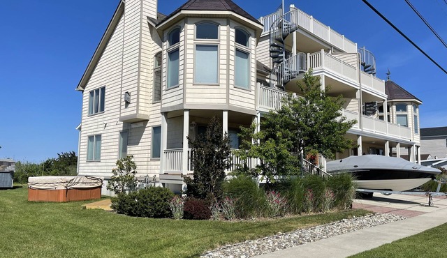 Stunning home in Wildwood, central to everything w/bay views and roof top deck