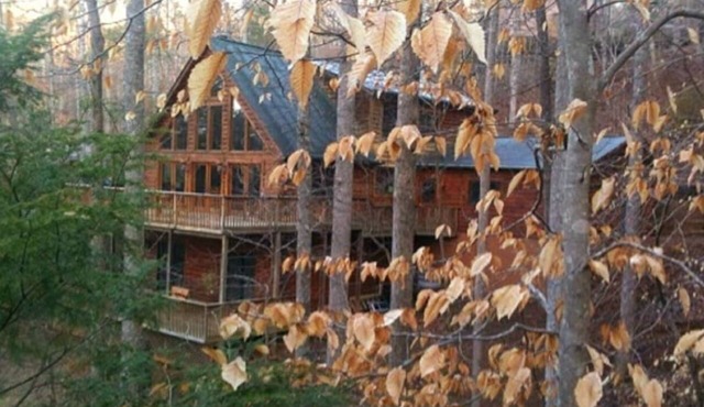 Stunning, huge 5 bdrm log home- Canoe/firepi!t/pet