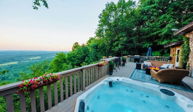 Stunning mtn view, BRAND NEW HOT TUB, dry sauna, fire pit, wood burning stove