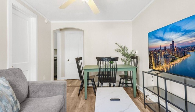 Stylish 1 Bedroom Apartment 2 stops to Naval Base!