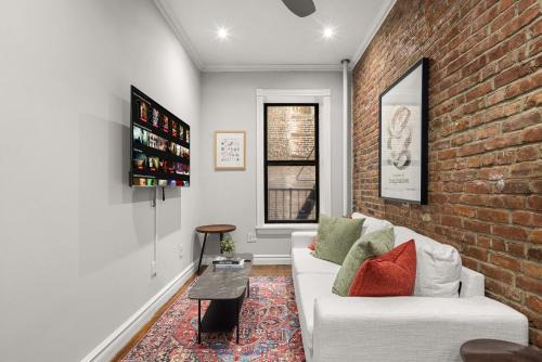 Stylish Escape Modern 2BR Condo on Prince Street