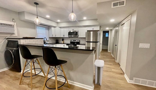 Stylish Midtown Apartment | Walk to Dining & UNMC