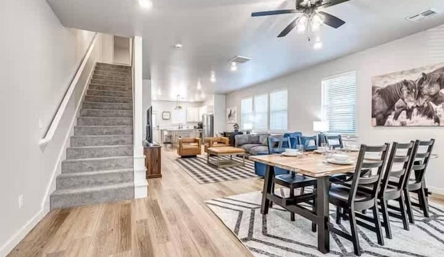 Stylish Townhome Near Plaza District & Milam Park