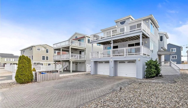 SUMMER PEAK WEEKS AVAILABLE Oceanside 4 Bdm Steps Off Beach, Sleeps 15