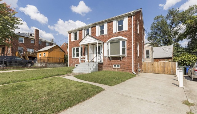 Sun-Filled 4BR House | Private Yard | Family & Pet Friendly | Arlington/DC