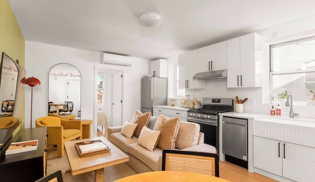 Sunny 3-BR w/AC near Newtown Creek Nature Walk — East Williamsburg Gem