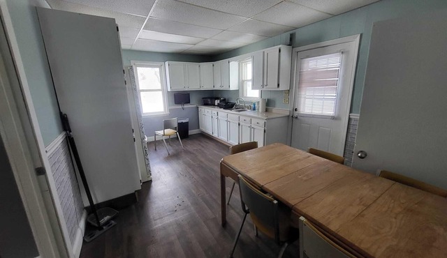 Sunny Charm Cottage - Cozy 3 bedroom, centrally located in the Hub City