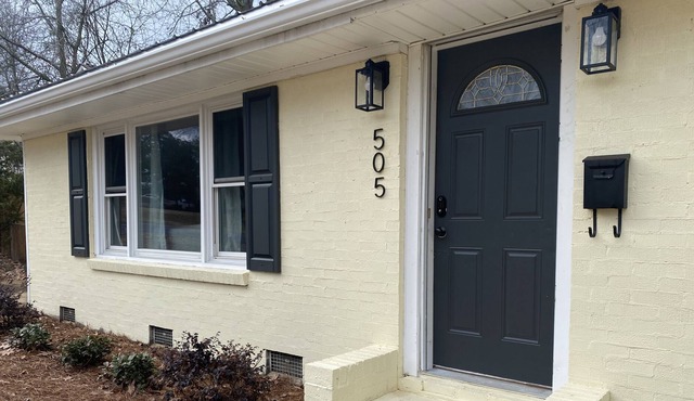 Sunny Cottage -Minutes from Medical and Shopping Districts