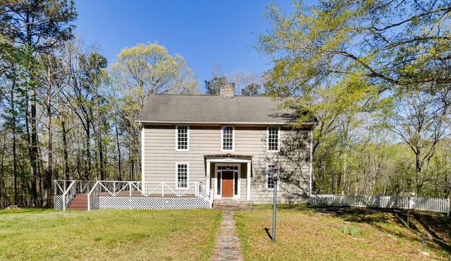 Sunroom & Decks: Family Home in Tallassee!