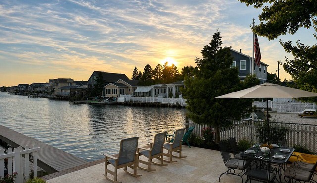 Sunset Lagoon Retreat-Waterfront views & kayak