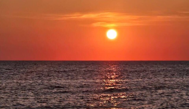 SUNSETS Couples families , Beach, deck, screen porch BBQ WiFi dogs ok
