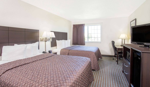 Super 8 by Wyndham Cedar Falls IA - University