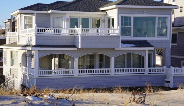 Surf City Escape! Charming 4-bedroom Oceanfront in North Surf City