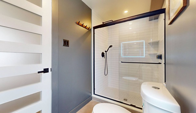 Surf Club - King Bed, 2 Mins to OC Beach & POOL