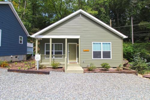 Sweet Retreat Creekside Cottage in Bryson City!