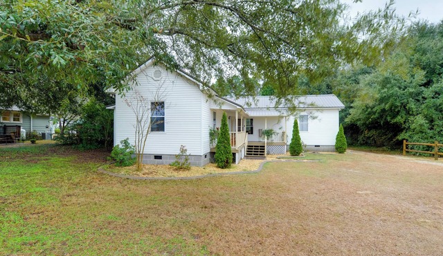 Sweet Southern Pines Abode w/Yard & Covered Porch