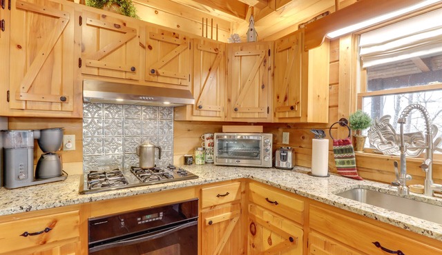 Talking Rock Cabin Rental w/ Gas Grill & Fire Pit!