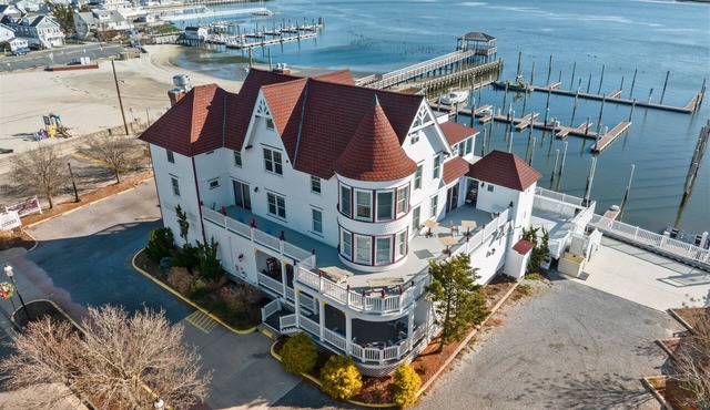 TAVERN ON THE BAY HOTEL- Lucky Luciano Suite