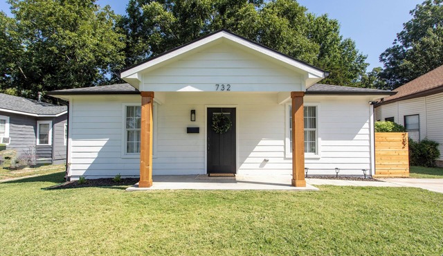 The Ada House - Designer Gem in Central Ada