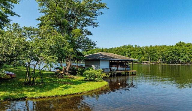 The Christmas Cabin (waterfront, boatslip, kayaks, firepit)