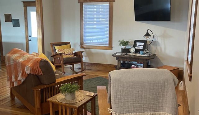 The Falls Inn-A renovated 2-story 3 bedroom house next to river in Cascade, IA