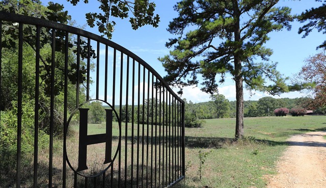 The Huffman Ranch -Fireplace ATV's welcomed close/restaurants & Broken Bow Lake