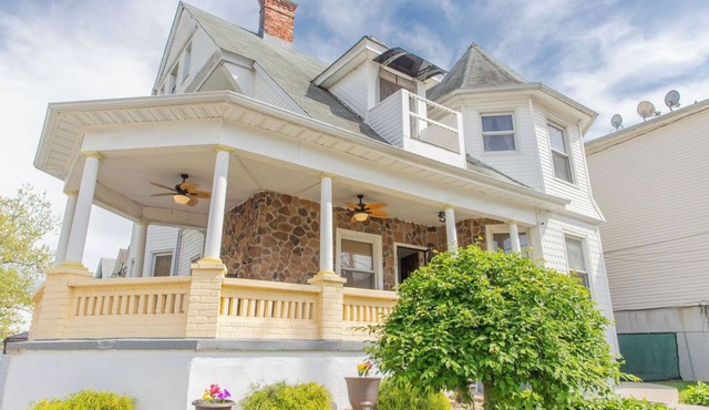 The Jewel: Spacious 3 Bdrm Victorian Apt w/Sauna, Parking. Just 10 mins To NYC!