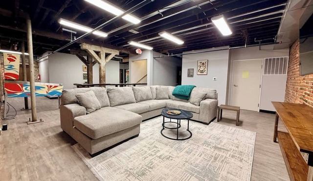 The Junction: Historic 6-Bedroom Apartment