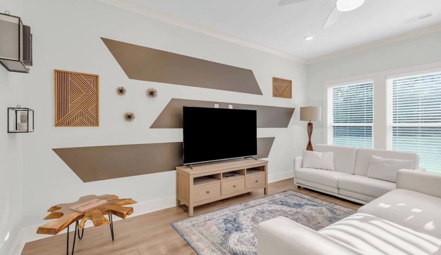 The King Suite| Luxe 3BR | Sleeps 10 | 2 Min to DT