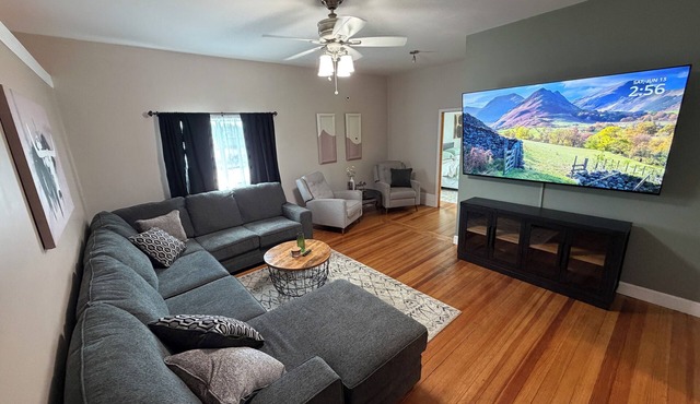 The Loft on Main, Sleeps 8, just 7mi from Brookings