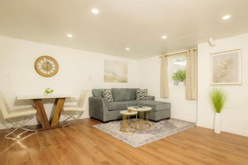 The Minimalist Escape - Modern 1BD in the Heights