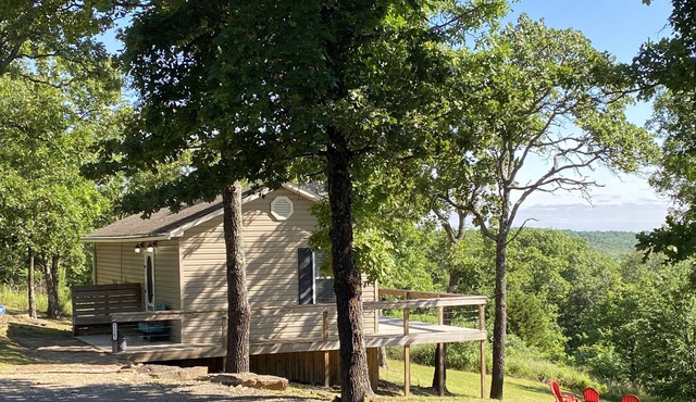 The Perfect Couples Retreat 2 miles from Snake Creek Marina at Lake Tenkiller!!