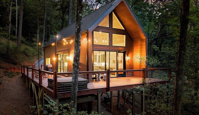 The Springer Cabin | 37 Acres | Hot Tub | 2 Kings | Pickleball | Mountain Views | <30 minutes to Helen | Book Multiple Cabins for Larger Groups