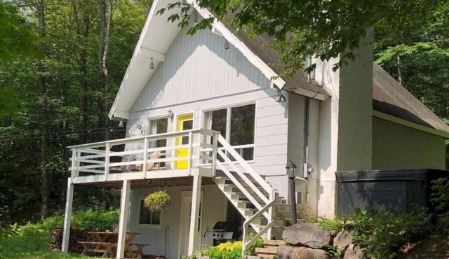 `The Sweet Escape` Chalet Douce Evasion St Adolphe in Saint-Adolphe-d`Howard