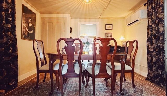 THE VICTORIA & ALBERT. Perfect for Groups - 5 patios, BBQ, 10 Beach Passes.