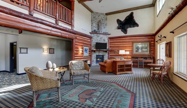 Theme Suite w/Whirlpool Cottage, Fireplace, Stoney Creek Johnston | 2 Units